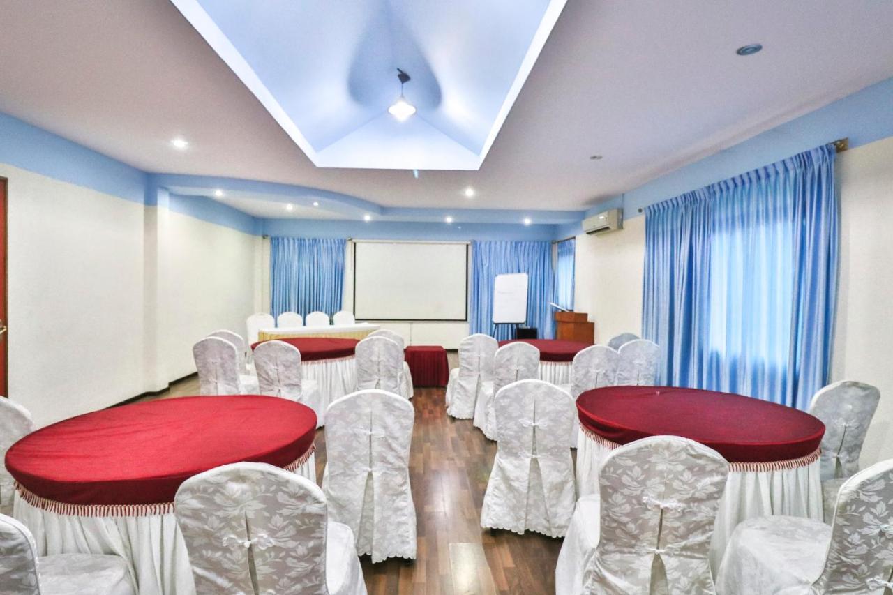 Palette - Holiday Palms Hotel Bangalore Exterior photo