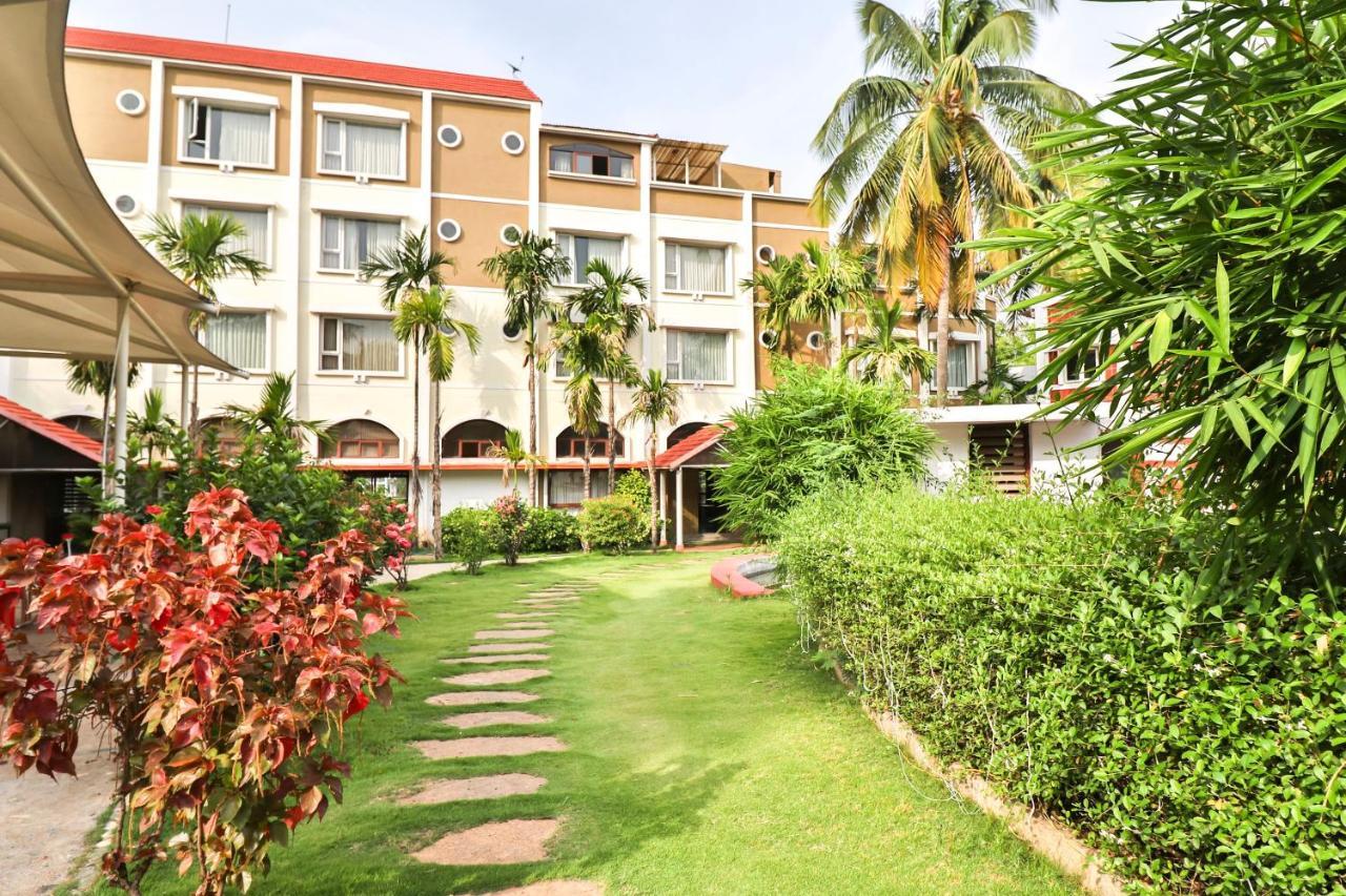 Palette - Holiday Palms Hotel Bangalore Exterior photo